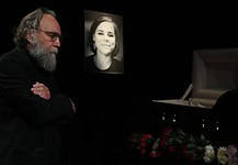 Az osztankinói tévéközpontban búcsúztatták a meggyilkolt Darja Duginát