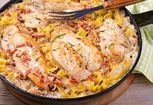 Egyedényes baconös-csirkés tészta