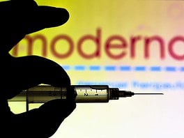 Először engedélyeztek két variáns ellen hatásos vakcinát