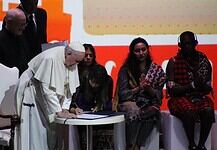 A pápa és a fiatalok aláírták a “Ferenc gazdasága” egyezményt