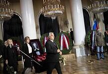 Orbán Viktor lerótta kegyeletét Mihail Gorbacsov ravatalánál