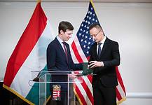 Szijjártó Péter állami kitüntetés adott át Jared Kushnernek New Yorkban