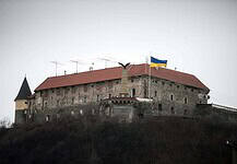 Kiderült: barbár módon szétfűrészelték az ukránok a munkácsi vár turulszobrát