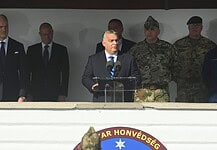 Orbán Viktor: Ütőképes, elrettentő erejű hadsereg kell