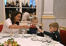 Novák Katalin kárpátaljai gyerekeket fogadott a Sándor-palotában