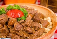 Vörösboros bivalypörkölt