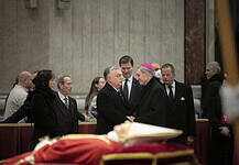 Orbán Viktor lerótta kegyeletét a XVI. Benedek pápa ravatalánál