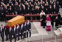 Pápának kijáró ceremóniával vettek végső búcsút a volt egyházfőtől