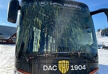 Tojásokkal dobálták meg a DAC buszát Besztercebányán