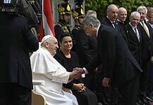 Különleges ajándékokat kapott Ferenc pápa