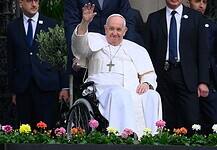 Sikeres volt Ferenc pápa műtétje