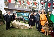 Mancs mentőkutya szobrát avatta fel Novák Katalin Törökországban