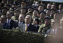 Orbán Viktor szerb katonai bemutatón vett részt