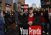 Tüntetésen követelték YouTube-csatornájuk helyreállítását a Pesti Srácok munkatársai