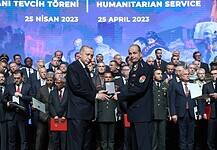 Erdogan személyesen tüntette ki a magyar mentőcsapatot