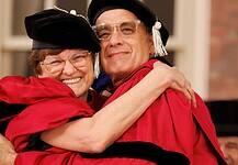 Karikó Katalin és Tom Hanks is díszdoktori címet kapott