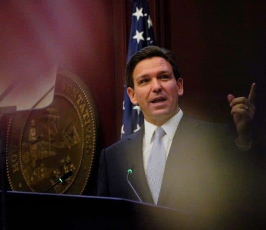 Hivatalosan is bejelentette elnökjelölti indulását Donald Trump legfőbb ellenfele