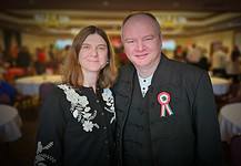 Szülei meghaltak, felesége rákos lett, ő majdnem lebénult – mégis mások támasza lett