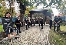 Feketébe öltözve demonstráltak a kultúrában dolgozók