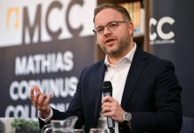 Huszárvágás címmel írt újabb könyvet a miniszterelnök politikai igazgatója