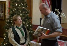 „Adjon Isten minden szépet, Irigyeknek békességet, Adjon Isten minden jót, Hazug szájba igaz szót.”