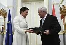 Novák Katalin kitüntette Kató Béla püspököt