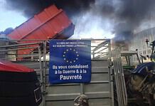 Traktoros gazdák akadályozzák a forgalmat a belga-holland határon