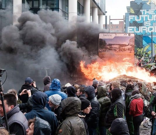Összecsaptak a rendőrök és a gazdák Brüsszelben