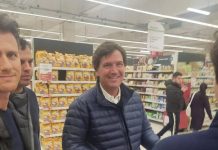Szankciókkal büntetné az EU Tucker Carlsont a Putyin-interjúért