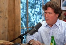 Tucker Carlson szerint a nemzetbiztonság elismerte, feltörték az üzenőjét