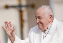 Ferenc pápa megmosta tizenkét női rab lábát