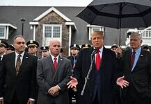 Trump részt vett egy meggyilkolt rendőr virrasztásán