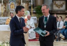 Lovagkereszttel tüntették ki Tamási Zsoltot, a katolikus iskola újraalapítóját