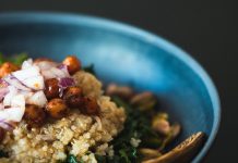 Színes tavaszi saláta édes öntettel