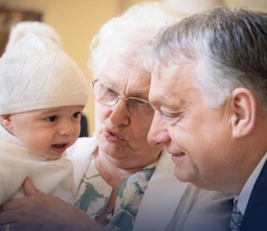 Orbán Viktor: Isten éltesse az édesanyákat!