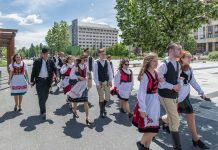 Népviseletben vonultak a csíksomlyóra az egyetemisták