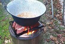 Hiramben is gulyásleves alatt ropog a tűz