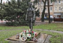 Nyilvános WC-t építenének Petőfi Sándor szobra mellé