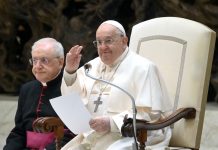 Ferenc pápa egyelőre kórházban marad