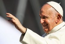 Megnyugtató híreket közöltek: Ferenc pápa felkelhetett
