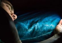 Az okostelefonok és a melatonin termelés: Láthatatlan veszély a gyerekekre