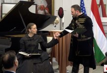 „Szeressétek egymást és tiszteljétek atyátok emlékét…” – Amerikai turnén a TONY című színdarab