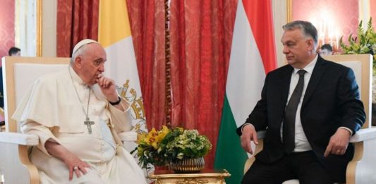 Trump elrendelte a nemzeti zászló félárbócra engedését