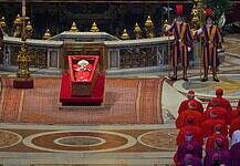 Csaknem 130 ezren rótták már le kegyeletüket Ferenc pápa ravatala előtt