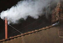 Feltették a kéménycsövet a Sixtus-kápolna tetejére