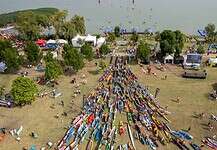 Több mint négyezren vágtak neki a Balaton-átevezésnek