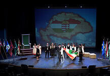 Tündöklő lobogók alatt – Bepillantás a nyugati parti diaszpóra kulturális életébe