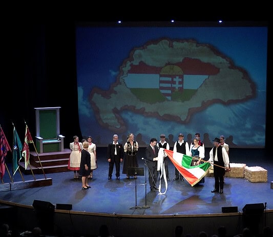 Tündöklő lobogók alatt – Bepillantás a nyugati parti diaszpóra kulturális életébe