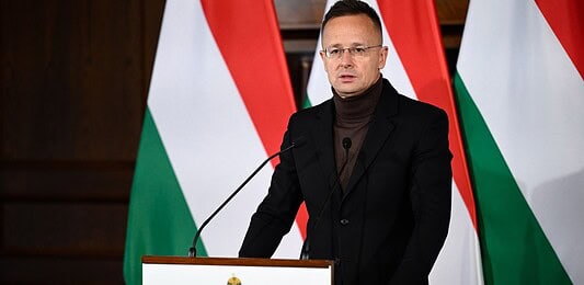 Szijjártó Péter megállapodott a Mercedesszel