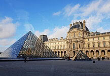 Sztrájkot hirdettek a párizsi Louvre dolgozói